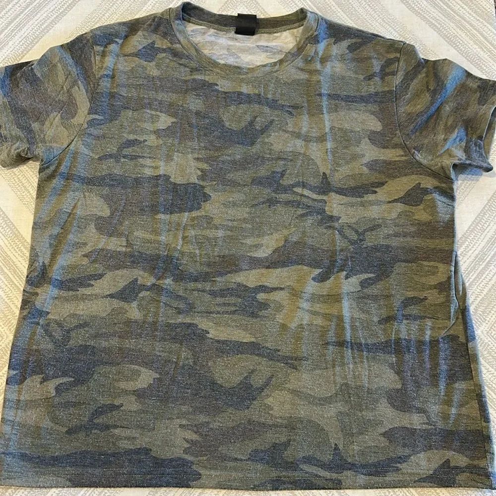 Strut This Women’s Faded Camouflage Short-sleeve T-Shirt (One Size)